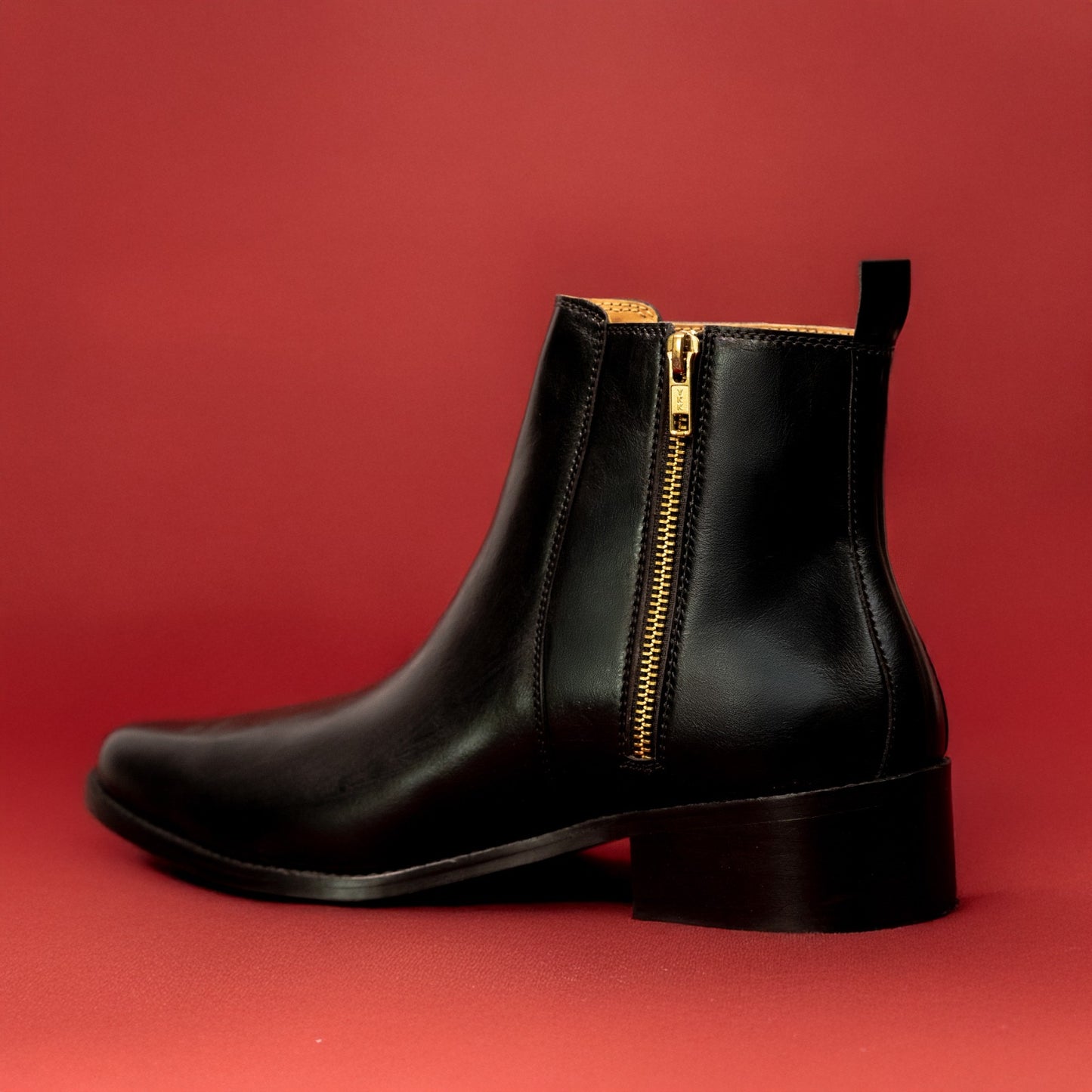 Classic Leather Pointed Toe Boots / Gold Zip